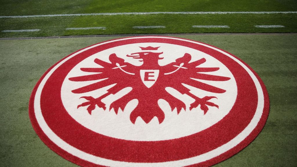 Fehlverhalten der Fans: Fast eine halbe Million Euro Strafe für Eintracht Frankfurt