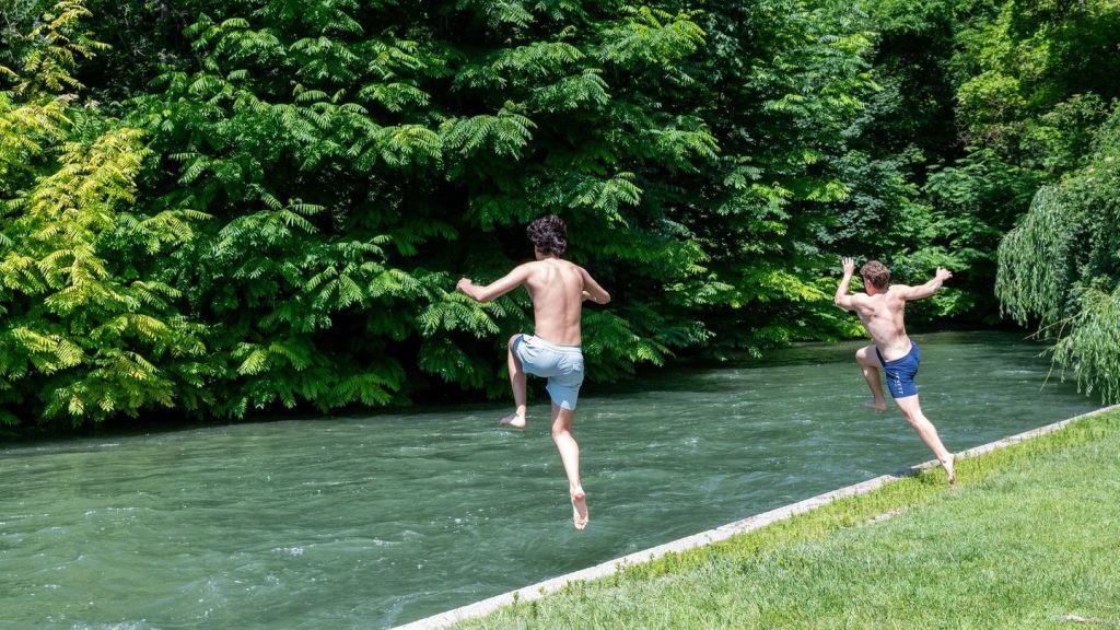 Freizeit: Hitze und kühles Wasser - Helfer raten zu Vorsicht am See