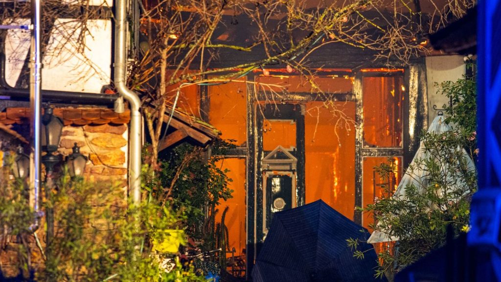 Feuerwehreinsatz: Scheune brennt stundenlang - auch Nachbargebäude beschädigt
