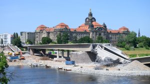 Brückenabriss in Dresden: Weiterer Teil der Carolabrücke zum Einsturz gebracht