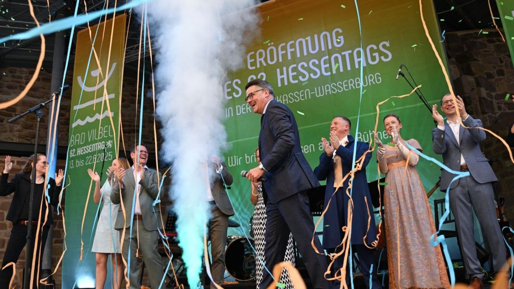 Feste: Konfettiregen und Hymne - Hessentag in Bad Vilbel gestartet