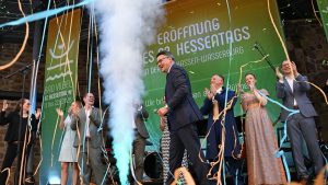 Feste: Konfettiregen und Hymne - Hessentag in Bad Vilbel gestartet