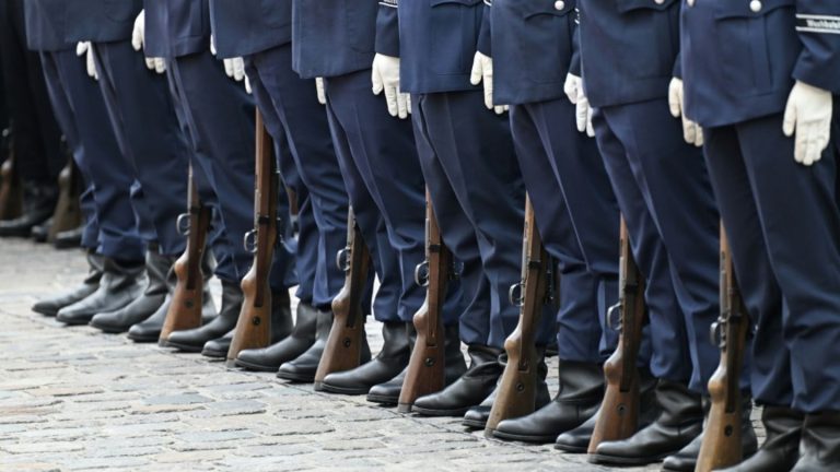 Sex mit Ehefrau von Kamerad: Gericht kürzt Bundeswehrsoldat vorübergehend Bezüge