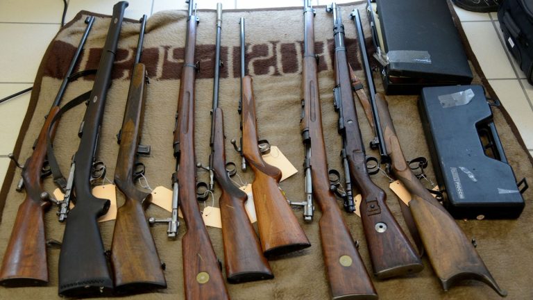 Unerlaubter Waffenbesitz: "Reichsbürger" soll unerlaubt 800 Waffen gehortet haben