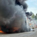 Feuerwehr: Brennender Kunststoff: Dichter Rauch bei Lagerhallenbrand