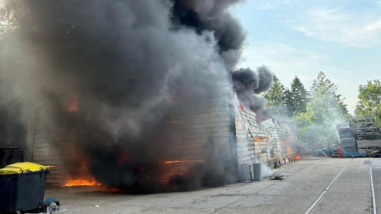 Feuerwehr: Brennender Kunststoff: Dichter Rauch bei Lagerhallenbrand