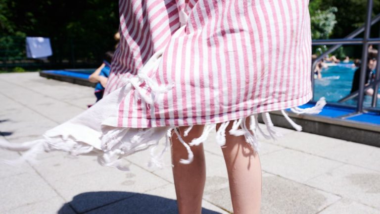 Auswertung von Krankenkasse: Sonnenstich und Krämpfe - Kinder bei Hitze stark gefährdet