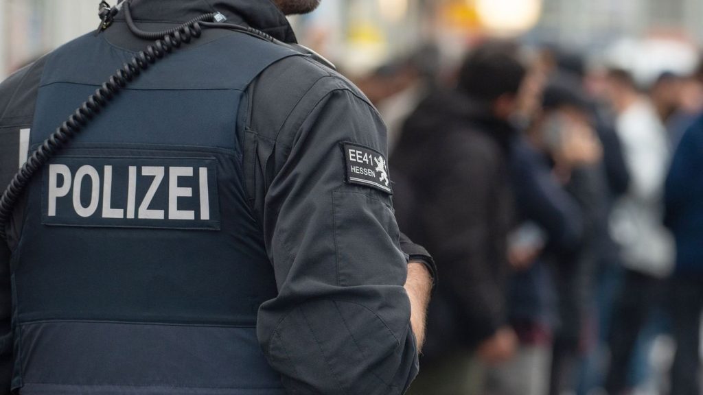 Diebstahl aus Auto: Polizei ertappt Dieb während Mittagspause auf frischer Tat