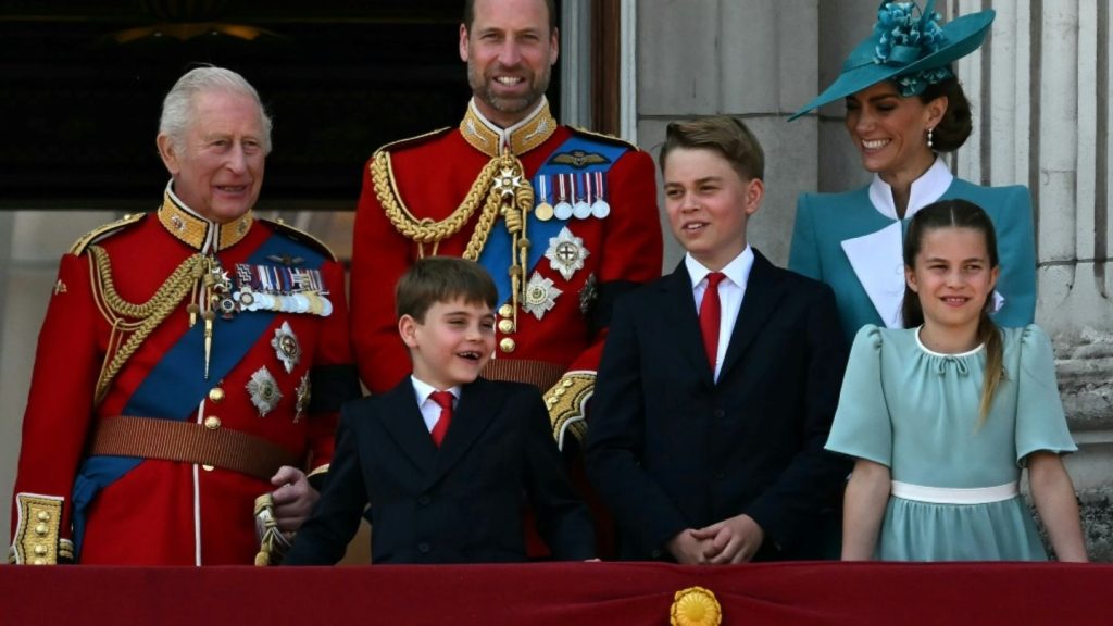 Schweigeminute bei Geburtstagsparade für König Charles III. für Absturzopfer in Indien