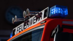Rauch steht über der Stadt: Brand in Entsorgungsbetrieb: Halbe Million Schaden erwartet