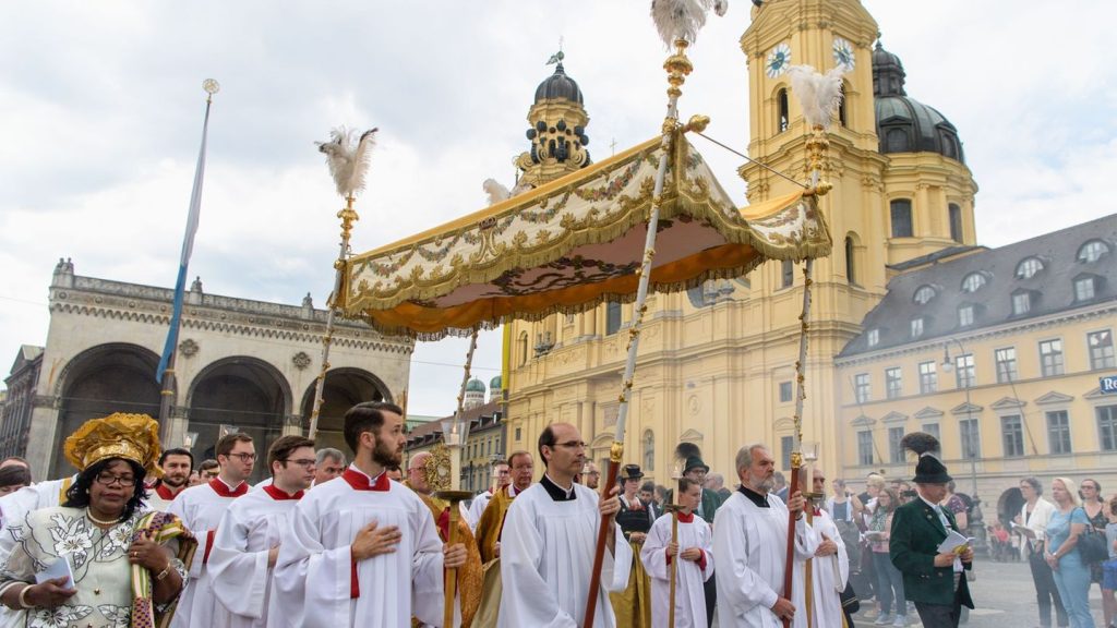 Brauchtum und Religion: Die alte Pracht - katholische Kirche feiert Fronleichnam