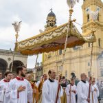 Brauchtum und Religion: Die alte Pracht - katholische Kirche feiert Fronleichnam