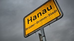 Unfälle: Autofahrer landet mit Wagen im Schwanenbrunnen