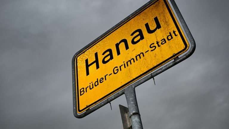 Unfälle: Autofahrer landet mit Wagen im Schwanenbrunnen
