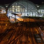 Am Dresdner Hauptbahnhof: Teenager will auf Zug aufspringen und verletzt sich schwer