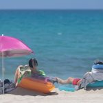 Umfrage zum Konsumverhalten: Für Urlaub wird am häufigsten gespart