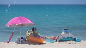 Umfrage zum Konsumverhalten: Für Urlaub wird am häufigsten gespart