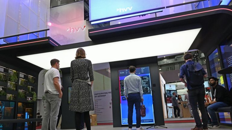 Künstliche Intelligenz: Sprechende Bushaltestelle soll Reisezentren ersetzen
