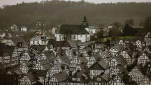 Kreis Siegen-Wittgenstein: Mann auf Baustelle mit brennbarer Flüssigkeit besprüht