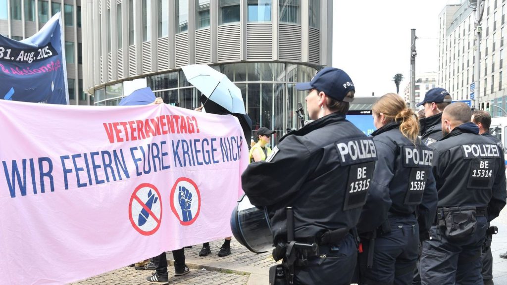 Ermittlungen: Bundeswehrfeindliche Plakate - Staatsschutz ermittelt