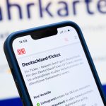 Unterwegs mit Bus und Bahn: Hessen steht zur Fortführung des Deutschlandtickets