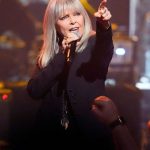 Leute: Pat Benatar rahmt legendäres T-Shirt ein