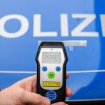 Bei Leipzig: Auto überschlägt sich - Fahrer mit drei Promille unterwegs