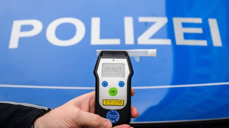 Bei Leipzig: Auto überschlägt sich - Fahrer mit drei Promille unterwegs