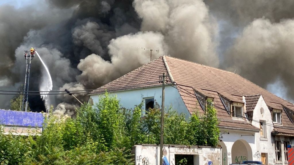 Feuer auf Industriebrache: Brand führt zu riesigen Rauchwolken über Erfurt