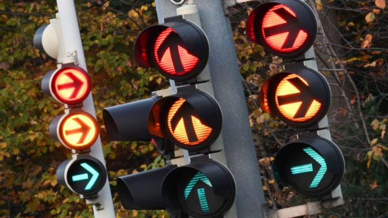 Unfall mit Bus: Ampel verwechselt: Sieben Verletzte bei Unfall auf Kreuzung