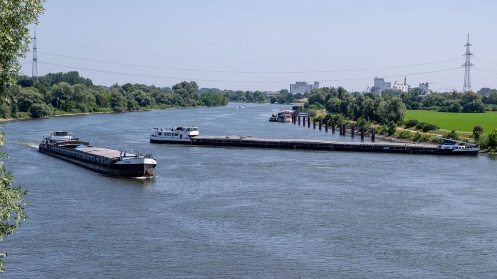 Notfall auf dem Wasser: Güterschiff auf Donau steht nicht mehr quer