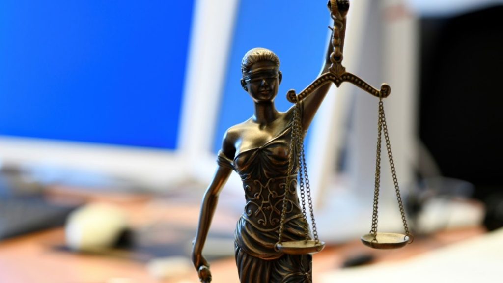Bundessozialgericht prüft Unfallschutz bei Sturz von Kliniktoilette
