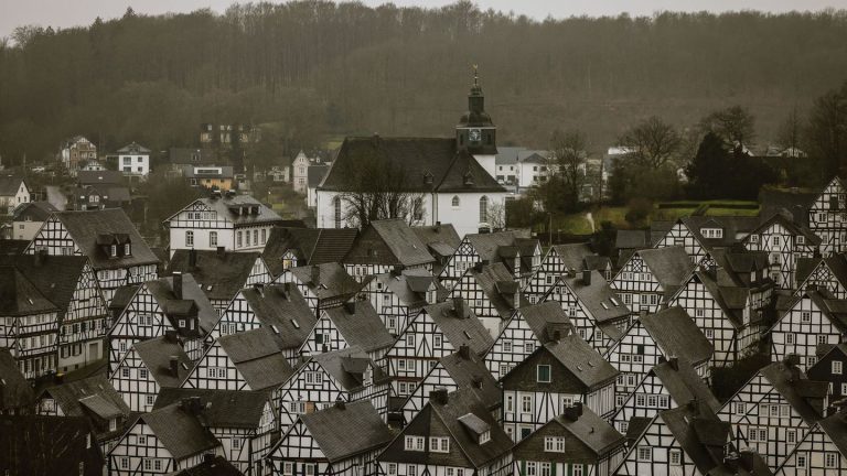 Kreis Siegen-Wittgenstein: Mann auf Baustelle angezündet - Täter flüchtig