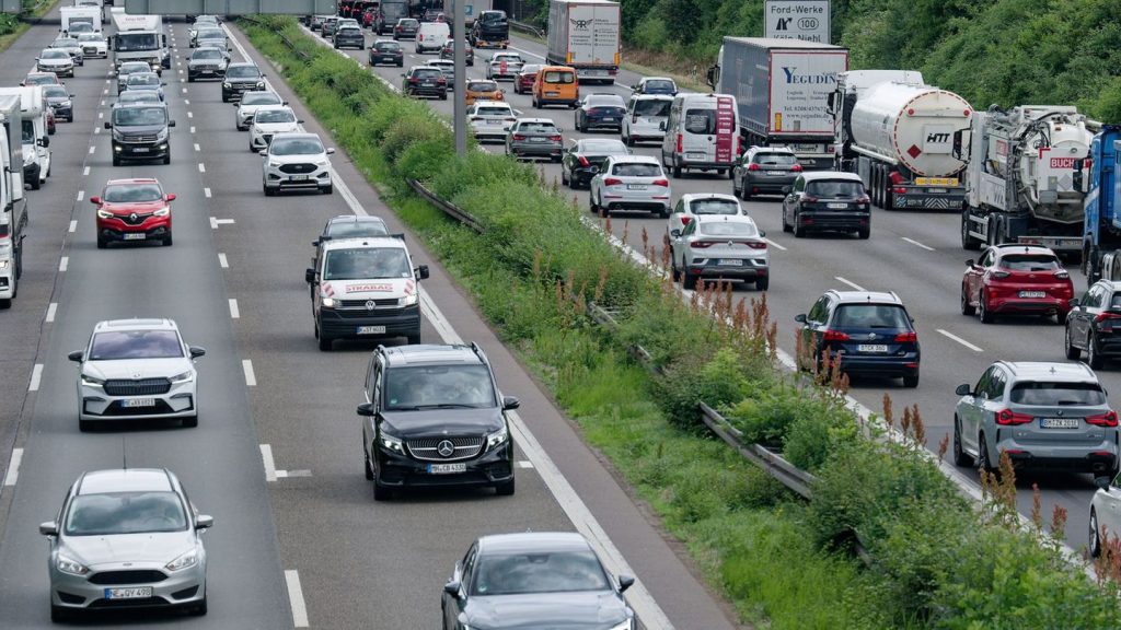 Verkehr: Feiertag und Urlaubsende - volle Straßen erwartet