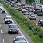 Verkehr: Feiertag und Urlaubsende - volle Straßen erwartet