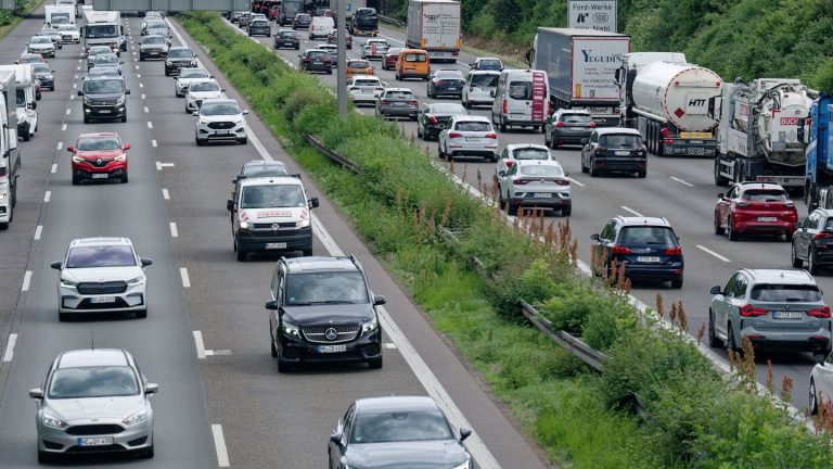 Verkehr: Feiertag und Urlaubsende - volle Straßen erwartet