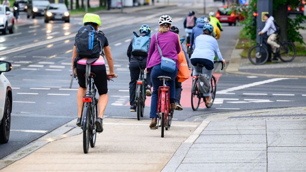 Neue Wege und mehr Rücksicht: Befragung: Viele NRW-Städte werden fahrradfreundlicher