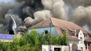 Brände: Brand auf ehemaligem Schlachthofgelände – Einsatz dauert an