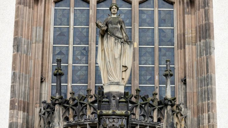 Mann in Hinterhof erstochen: Lange Haftstrafen für zwei junge Angeklagte in Wuppertal