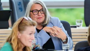 Politische Bildung: Bildungsministerin will mehr Stunden für Wirtschaft/Politik