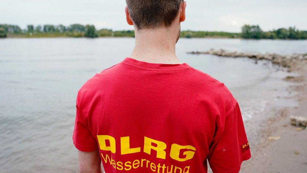 Landkreis Traunstein: 15-Jähriger ertrinkt in Badesee - 27-Jähriger vermisst