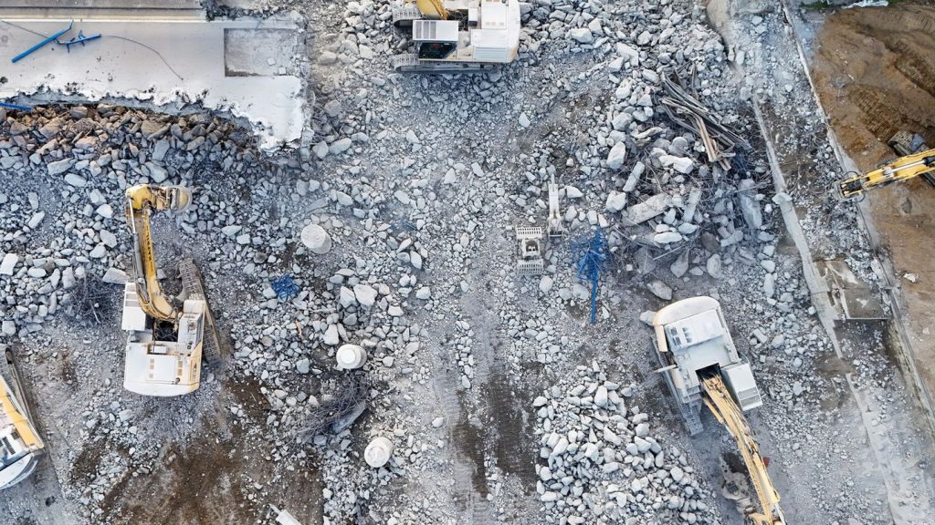Infrastruktur: Marode Brücke in Magdeburg abgerissen - Behelfsbrücken-Bau