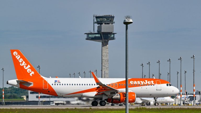 Technischer Defekt: Rauchgeruch: Flugzeug muss in München landen