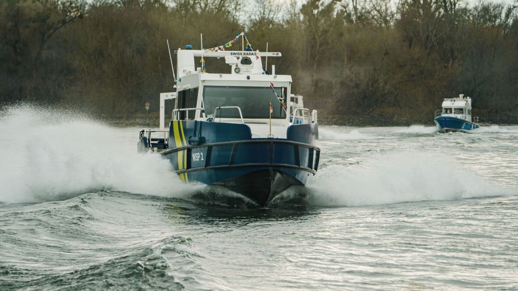 Sportboot: 20-Tonnen-Sportboot steckt auf Rhein-Buhne fest