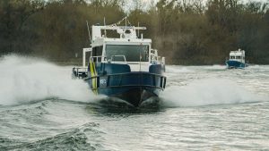 Sportboot: 20-Tonnen-Sportboot steckt auf Rhein-Buhne fest