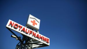 Nach Sturz durch Hoteldach in Bayern: 20-Jähriger erliegt Verletzungen