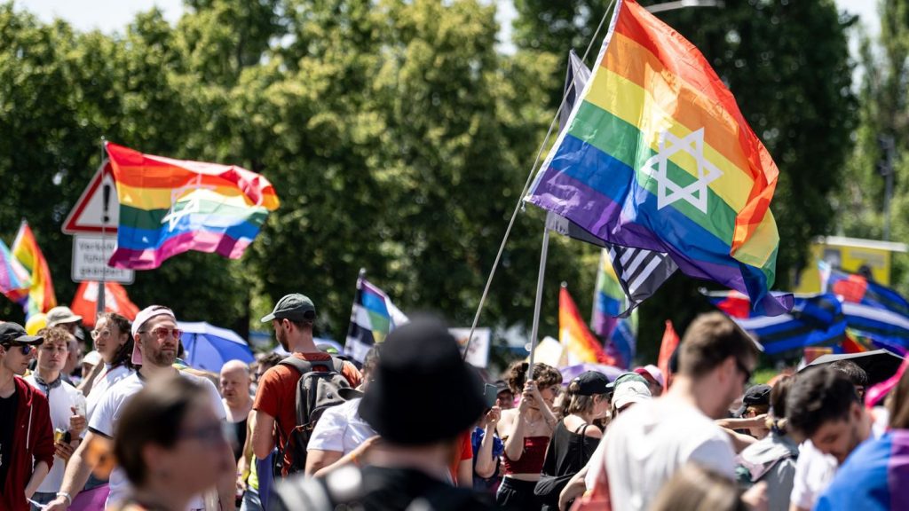 Queeres Leben: Hunderte bei "Marzahn Pride" - Kleine Gegendemo