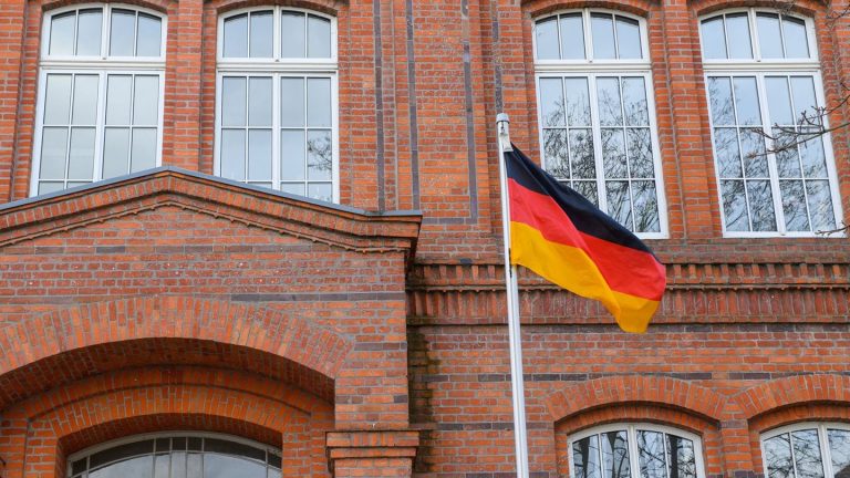 Fahnenfrage: Immer mehr öffentliche Gebäude hissen die Bundesflagge