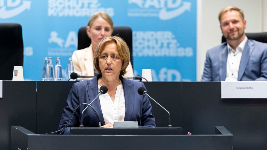 Debatte um Regenbogenfahne: AfD: Von Storch gegen Regenbogenfahne im öffentlichen Raum