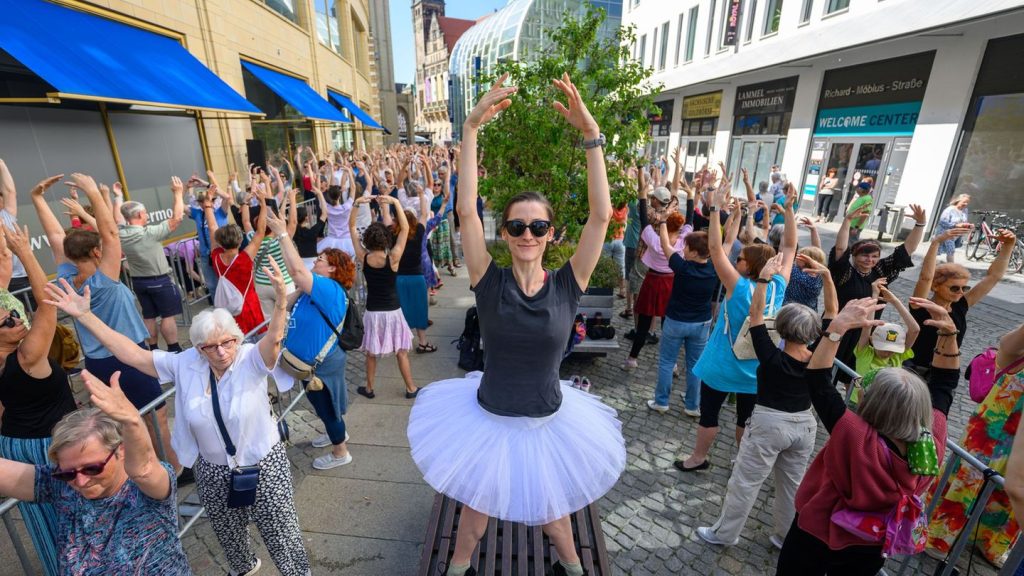 Größte Ballettklasse der Welt: Hunderte tanzen in Chemnitz für einen Weltrekordversuch